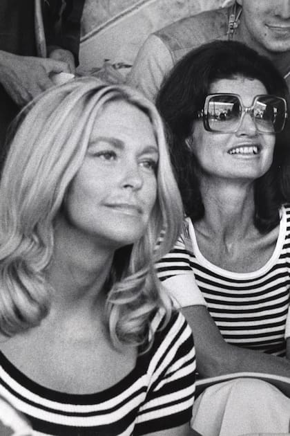 Junto a su concuñada, Jackie Kennedy, en 1976, viendo un torneo de tenis en Nueva York