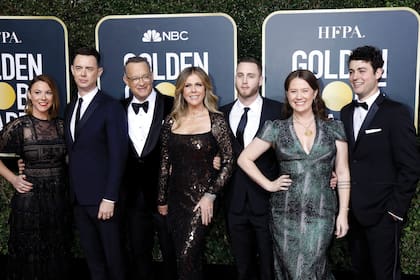 Junto a su cuñada Samantha Bryant, sus hermanos Colin, Elizabeth y Truman y sus famosos padres Tom Hanks y Rita Wilson en los
Golden Globes de 2020.