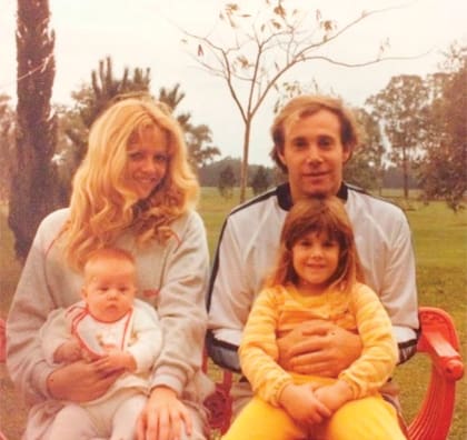 Junto a su entonces marido, el famoso conductor Leonardo
Simons, y sus herederas, Vanesa y Barbie.