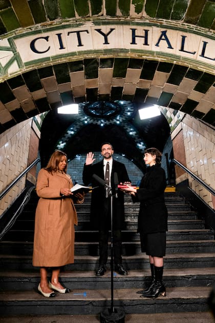 Junto a su epsoso, Zohran Mamdani, Rama Duwaji luce un abrigo vintege de Balenciaga y botas de Miista