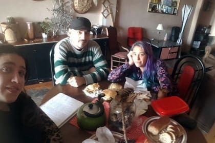 Junto a su equipo de trabajo.