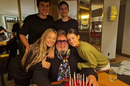 Junto a su esposa e hijos
