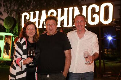 Junto a su esposa, María Sance, y a Fernando Gabrielli, con quien organiza la feria de vinos itinerante Chachingo Wine Fair