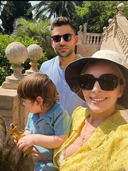 Junto a su esposo, el empresario kuwaití Bader Shammas, y su hijo Luai (Foto: Instagram @lindsaylohan)