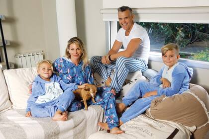 Junto a su ex, el fotógrafo Lucas Kirby, y sus hijos Calder (12) y Tyron (7)