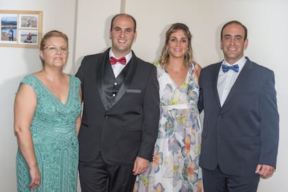 Junto a su familia en el casamiento del hermano