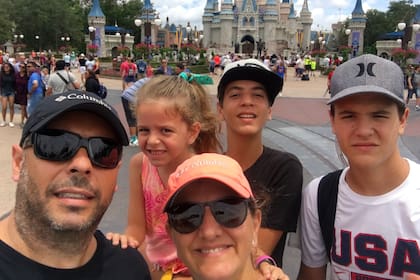 Junto a su familia en el famoso parque temático, ubicado al lado del lugar donde residen.