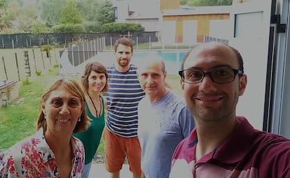 Junto a su familia, en Mercedes, Buenos Aires, Argentina.