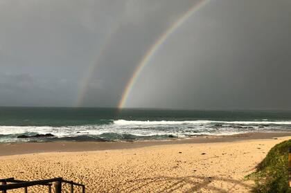 Junto a su familia, Martín vive al lado del mar.