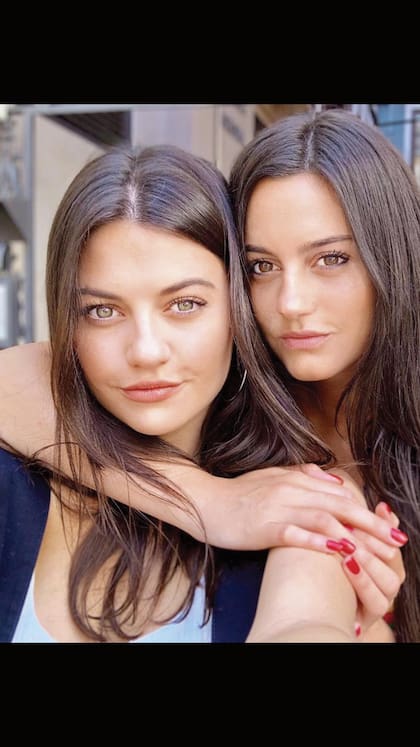 Junto a su hermana, “Jujuy”. “Sofi es superimportante para mí. Siempre me dice que me muestre tal cual soy y que confíe mucho en mí"