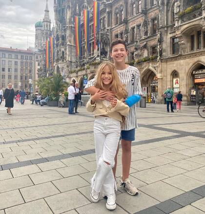 Junto a su hermana Lola, Bastian sonríe después de salir de la clínica