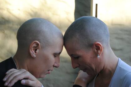 Junto a su hermana, que se rapó durante los 6 meses de quimioterapia para acompa?arla en su sentimiento