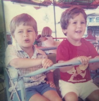 Junto a su hermano, en Brasil, 1990.