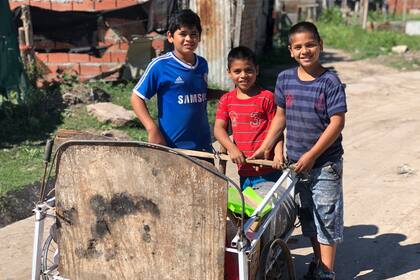 Junto a su hermano Ezequiel (12) y su primo Antonio (13), armaron un carrito para juntar basura, después venderla y así poder comprarse unas golosinas.
