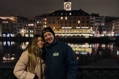 Junto a su hija argentina, Stephanie. Sandro nació en Zúrich. Su hermana y madre, primos, y tíos viven allí. Es el único de la familia que se fue del país y sigue en contacto con sus amigos.
