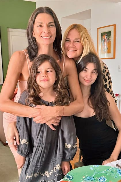 Junto a su
hija Azucena, de 9
años, su íntima amiga
y comadre Mariana
Arias y su hija,
Paloma Cepeda.