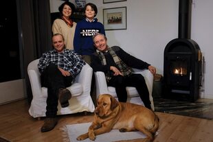 Junto a su hija Carmela, su yerno Guillermo, su nieto Lucas y su perro Max. Carmela es doctora en Filología y da clases en la Universidad de Heidelberg, una de las más antiguas de Europa.