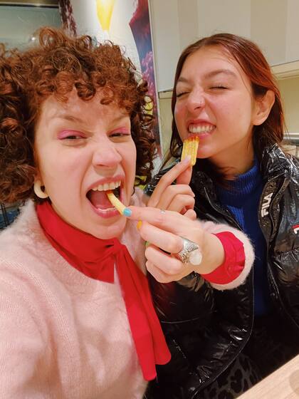 Junto a su hija del corazón, en Berlín.