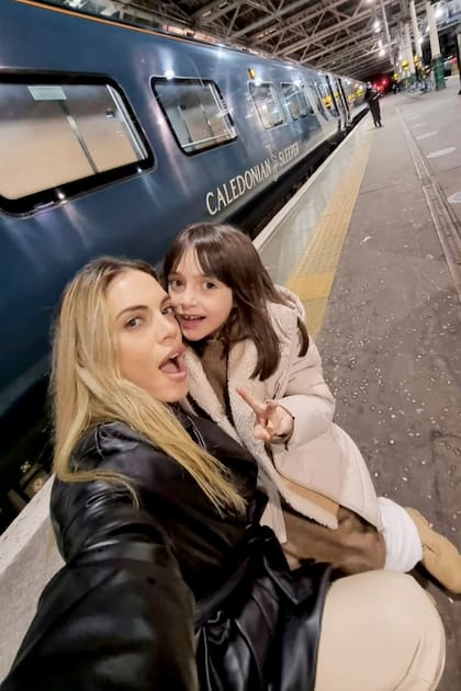 Junto a su hija Gina durante un viaje por Reino Unido.