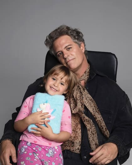 Junto a su hija Miel, fruto de su relación con la música Sofía Vitola. Foto: Instagram (@mik3amigorena_)