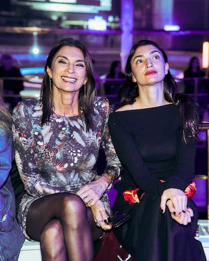 Junto a su hija Paloma, con quien tiene un parecido notable