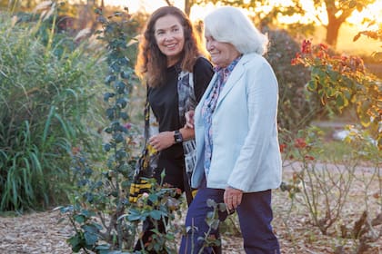 Junto a su hija, Sandra Mihanovich. “Ella sigue viviendo en San Pedro, pero también un poco en mi casa, en San Isidro. Va y viene…”, cuenta Sandra