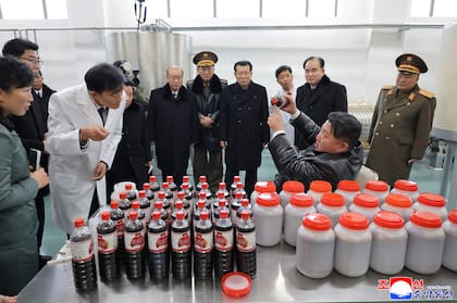 Junto a su hija, también recorrió una fábrica de alimentos