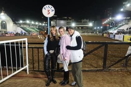 Junto a su hija y su amigo Eddie Rodríguez.