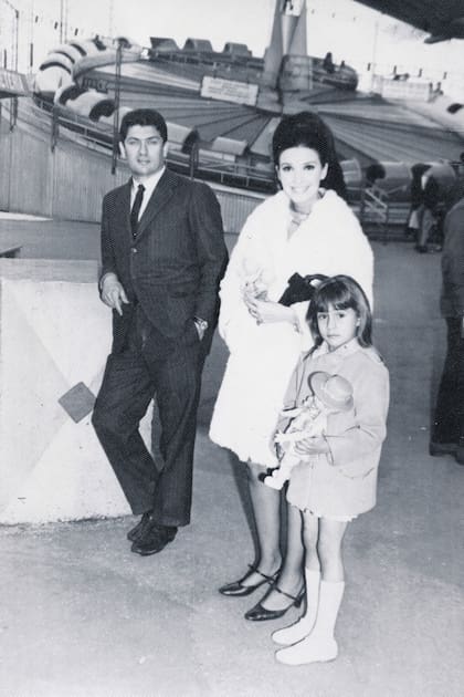 Junto a su hija Yvonne y Graciela Borges, en un paseo por el Italpark