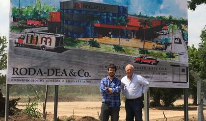 Junto a su hijo Emiliano que a los 19 años se incorporó a la empresa.