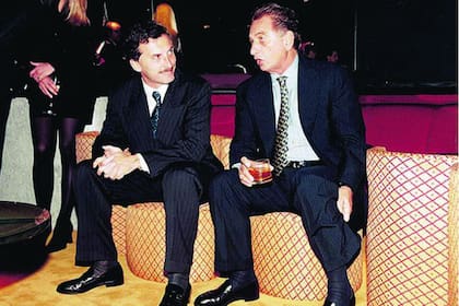 Junto a su hijo Mauricio Macri