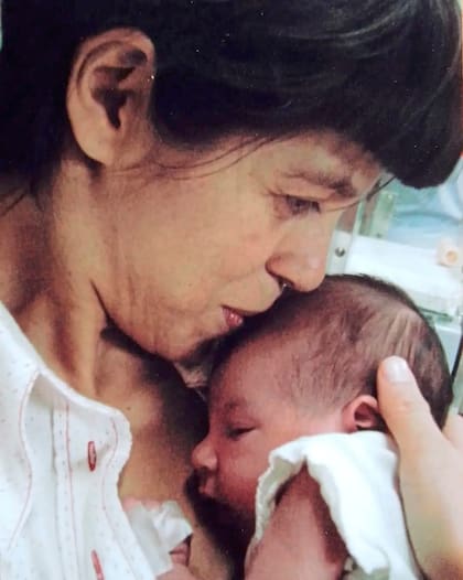 Junto a su hijo recién nacido