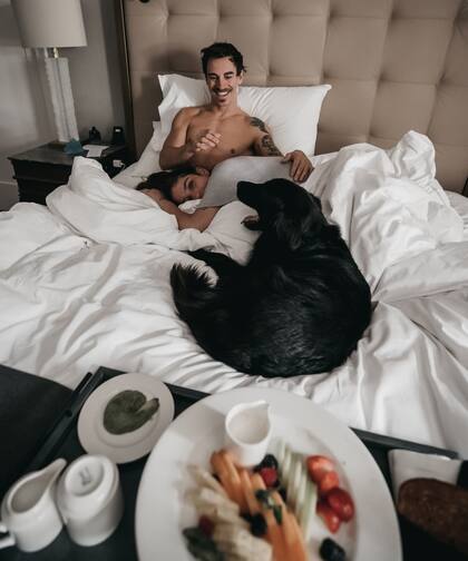 Todos juntos, hasta el perro, pero para la foto. En la cama, posan divertidos mientras juegan con Puca, la perra instagramer de su amigo, Gon Lopatín