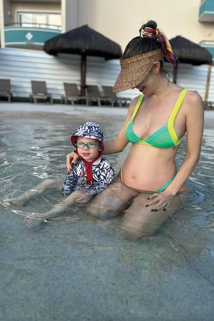 Junto a su hijo Valentino disfrutando
de una de las piletas de hotel.