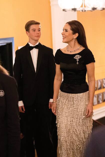 Junto a su hijo Vincent, Mary
de Dinamarca “desfiló”
un conjunto de falda de
lentejuelas con diseño de
flecos y un top negro de la
firma danesa By Malene Birger,
que también usó en una cena
de gala en Nueva York en 2007.
Completó el look con stilettos
Gianvito Rossi y clutch negro
con lentejuelas de Sergio Rossi.