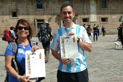 Junto a su madre, al finalizar el camino de Santiago en 2017. Regresó junto a su mujer en el 2019, sin estómago, y caminó la distancias sin dificultades.