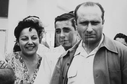 Junto a su madre, Beba, y el campeón, en boxes. “No teníamos una relación fluida de padre e hijo. Convivir es una cosa y vivir de a ratos es otra. Cuando vivís de a ratos todo parece un lindo sueño, aunque no llegás a conocer en profundidad a la persona”.