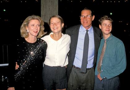 Junto a su madre, Blythe Danner, su padre, Bruce, y su hermano Jake, en Los Ángeles, en 1991.
