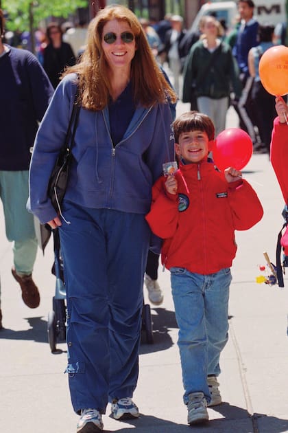 Junto a su madre, Caroline Kennedy, a la salida del restaurante Big Nick’s Burger Joint & Pizza (que ya cerró sus puertas) en Nueva York.