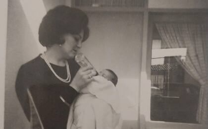 Junto a su madre de crianza.