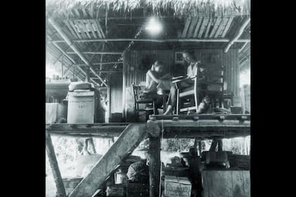 Junto a su madre en 1969 en Panguana