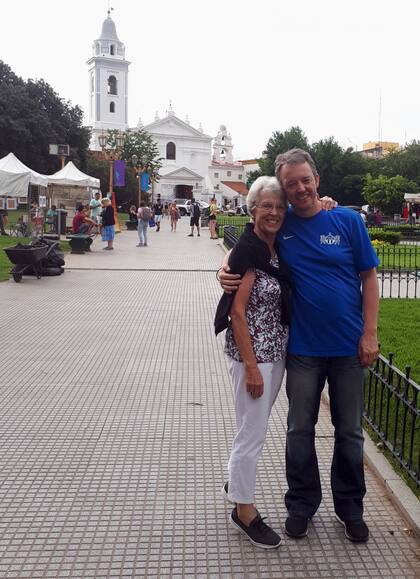 Junto a su madre en Recoleta.