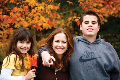 Junto a su
madre Kelly Preston
y su hermano Jett