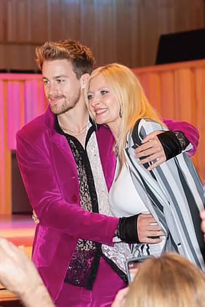 Junto a su
madre, Yuyito González, tras el
debut en la pasarela.