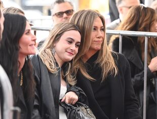 Junto a su madrina, Jennifer Aniston, cuando su mamá descubrió su estrella en el Paseo de la Fama. 