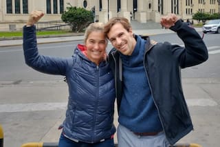 Tiene parálisis cerebral y sufrió 3 paros cardíacos, pero se recibió de médico