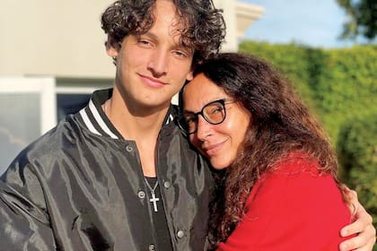 Junto a su mamá, la ex modelo Ana Paula Dutil. “Cuando volvimos al país mis padres ya estaban separados. Tomaron la decisión cuando nos estábamos mudando. Pero mientras estén felices, eso es lo que importa”, cuenta de la separación de sus padres.