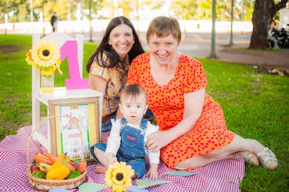 Junto a su mamá y a su hija.