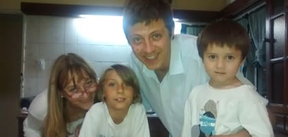 Junto a su mamá y sus dos hijos.