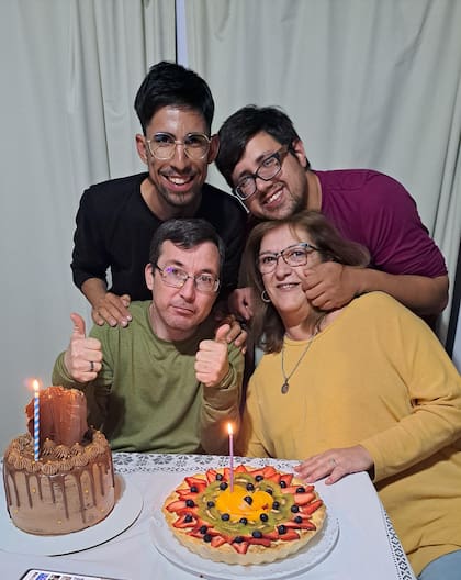 Junto a su mamá y sus dos hermanos, Nicolás (de verde) y Pablo (de rojo)